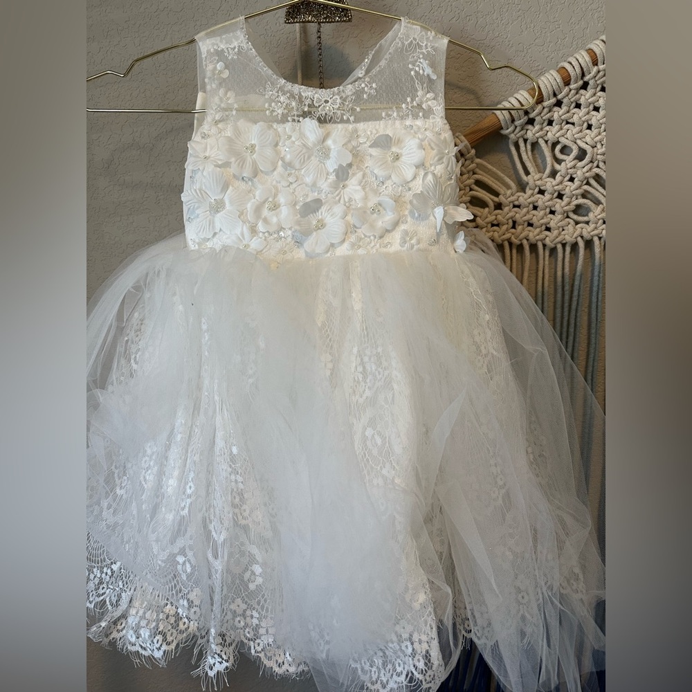White flower dress size 2 tule with incrusted flowers